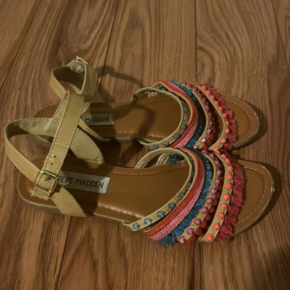 Girls Steve Madden Sandal! Good Condition! Super cute! - Picture 2 of 3